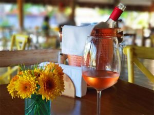 Garrafa de vinho rosé dentro de um balde