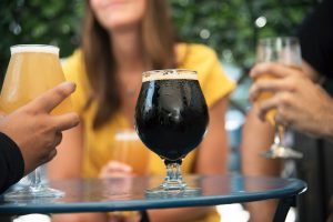 Copos de cerveja em uma mesa de amigos