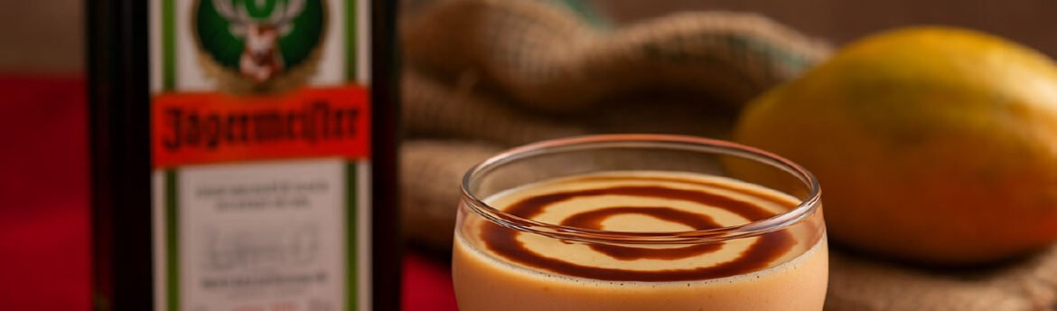 banners-cabernerd-jager-176-2 Taça de creme de papaia com Jägermeister decorado em fundo neutro