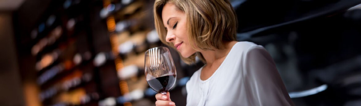 banners-cabernerd-paladar-176-2 Pessoa sentindo aromas do vinho na taça para despertar o paladar