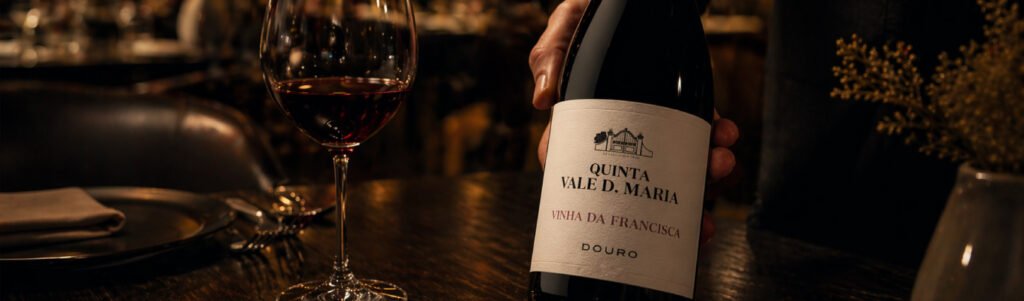 Apresentação elegante de vinho em restaurante sofisticado