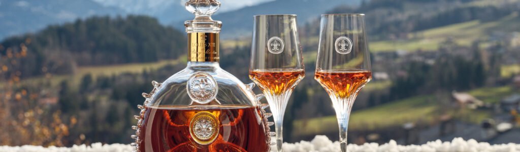 Cognac Louis XIII une Grande Champagne, cristal Baccarat e um blend centenário. Veja sua história e os formatos na TodoVino.