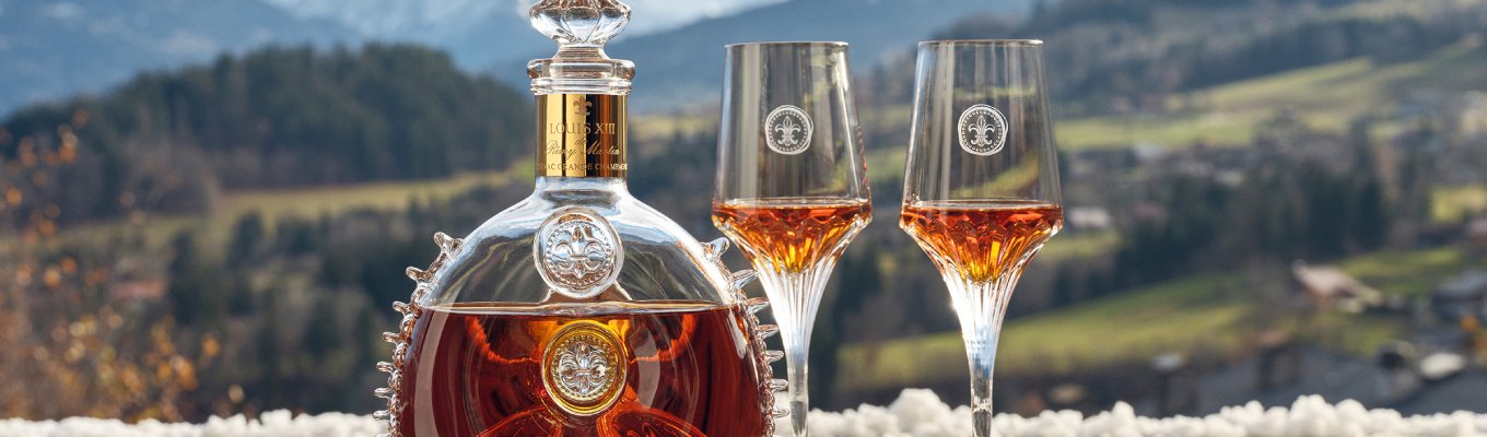 Cognac Louis XIII une Grande Champagne, cristal Baccarat e um blend centenário. Veja sua história e os formatos na TodoVino.