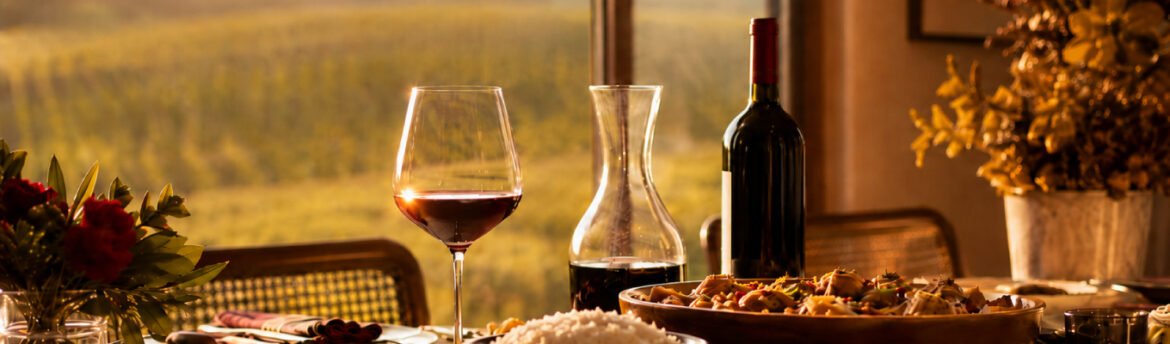Taças de vinho tinto brindando; recorde de consumo de vinho no Brasil marca 2025